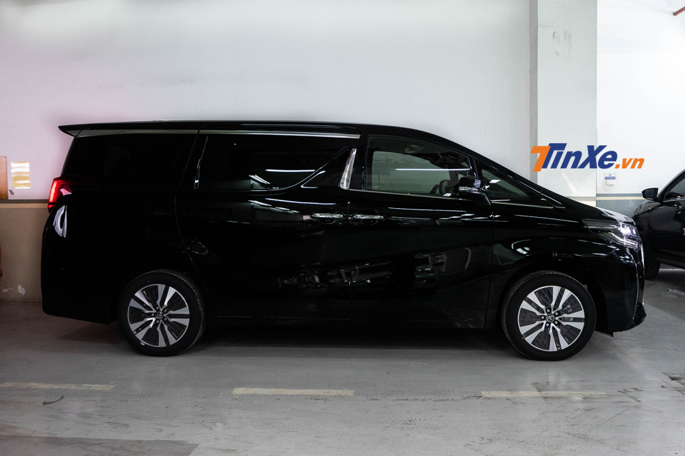 Vóc dáng đồ sộ cùng vẻ ngoài hầm hố hơn các mẫu MPV thông thường