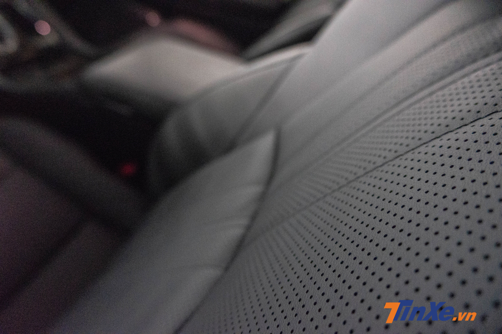 Ghế bọc da Semi aniline cao cấp đem lại cảm giác êm ái, mịn màng khi ngồi. Ghế lái chỉnh điện 6 hướng, ghế phụ bên cạnh chỉnh điện 4 hướng, nhớ ghế 3 vị trí