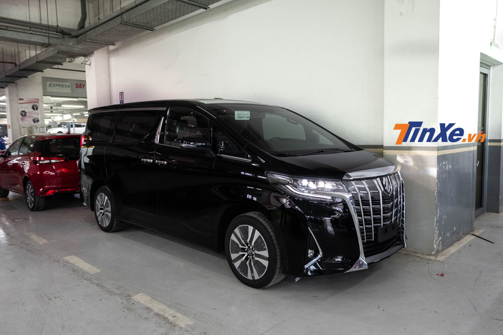 Tổng thể xe vẫn “cục” với những đường nét vuông vức nhưng lại sở hữu một số thay đổi nhỏ vô cùng dễ nhận thấy nằm ở phần đầu xe