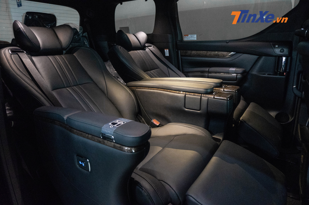 Ngoài ra, hàng ghế VIP còn có thể chức năng sưởi, rất tiếc là không có mát-xa