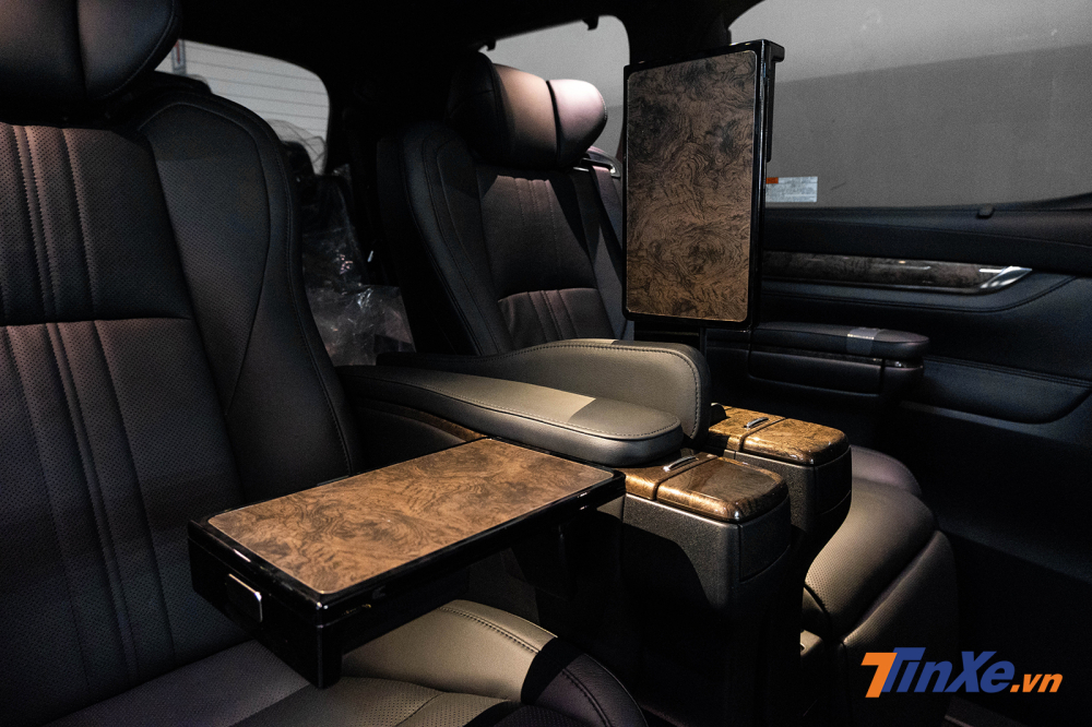 Bàn làm việc nhỏ được kéo lên từ bệ tì tay trung tâm