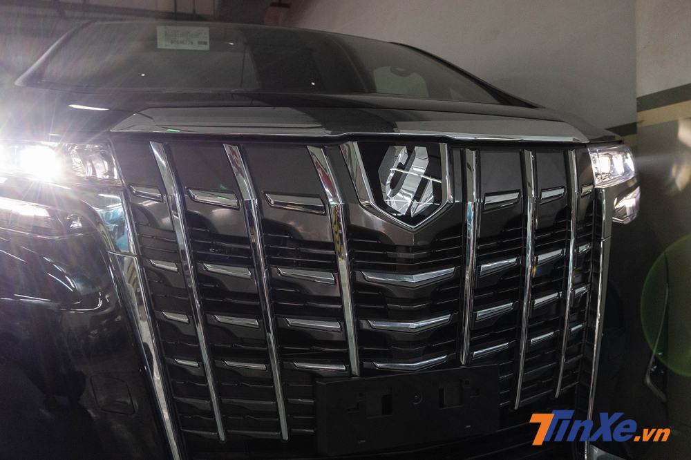 Lưới tản nhiệt đặc trưng không lẫn đi đâu được của Alphard nay đã được kéo dài thêm về bề dọc và thêm 2 viền crôm trang trí bên ngoài