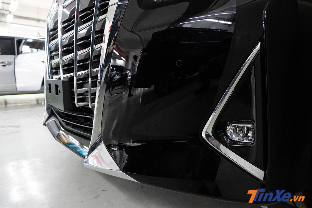 Viền lưới tản nhiệt kéo xuống cản trước và vuốt sang 2 bên “gọi nhịp” cùng viền crôm trang trí mới của khu vực đèn sương mù LED