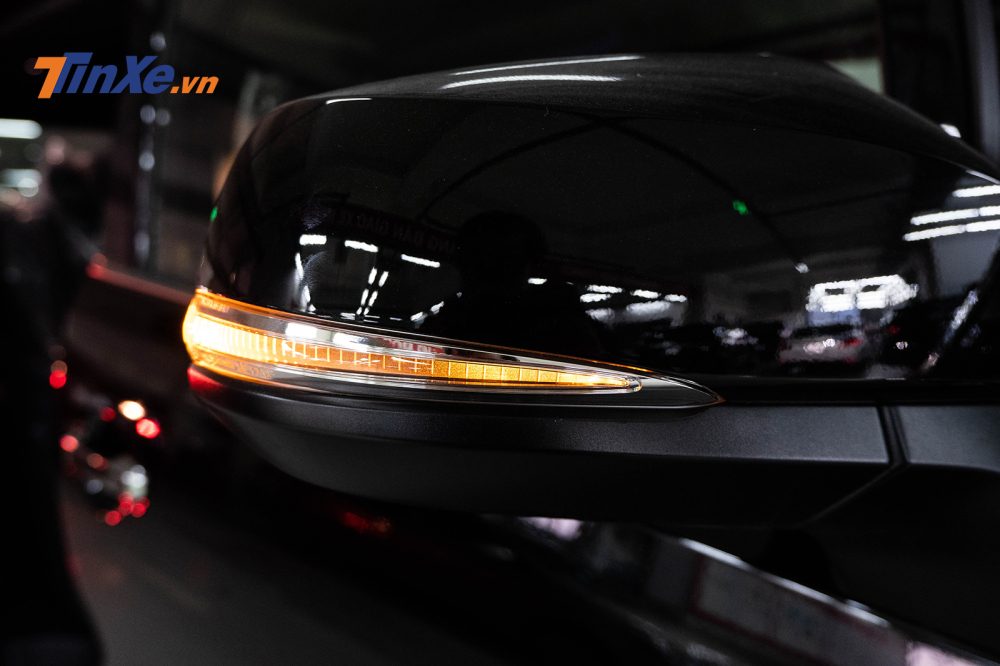 Gương chiếu hậu cùng màu thân xe chống bám nước có chức năng chỉnh, gập điện và tích hợp xi-nhan báo rẽ