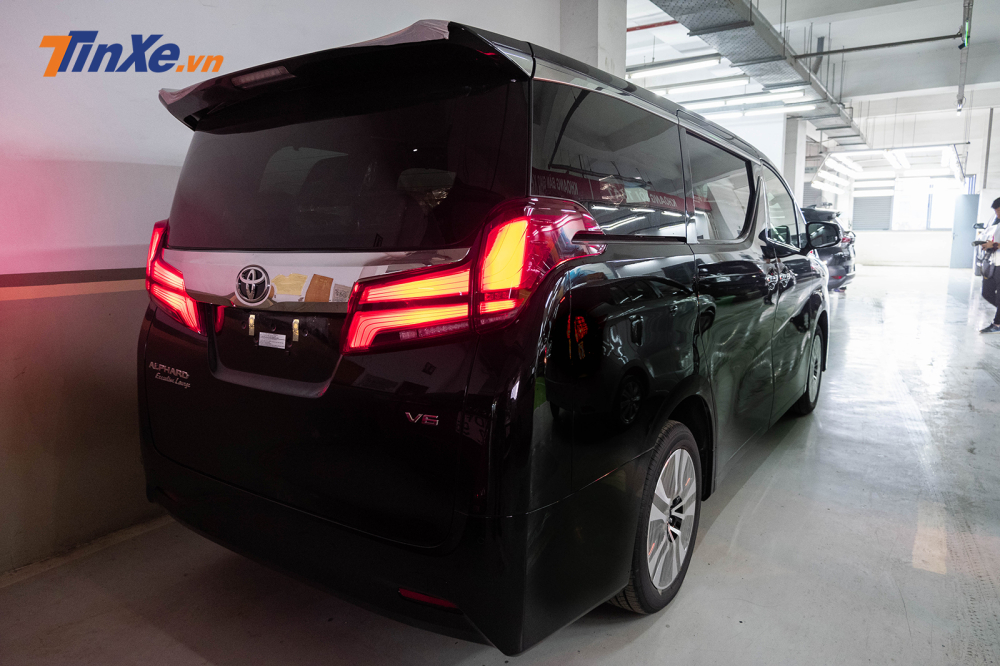 Tổng thể vẫn giữ nguyên nhưng đã được thay đổi nhẹ ở một số chi tiết đẹp mắt hơn, logo Toyota vẫn được đặt ở chính giữa cốp chứ không đổi sang logo Alphard như thiết kế lưới tản nhiệt trước