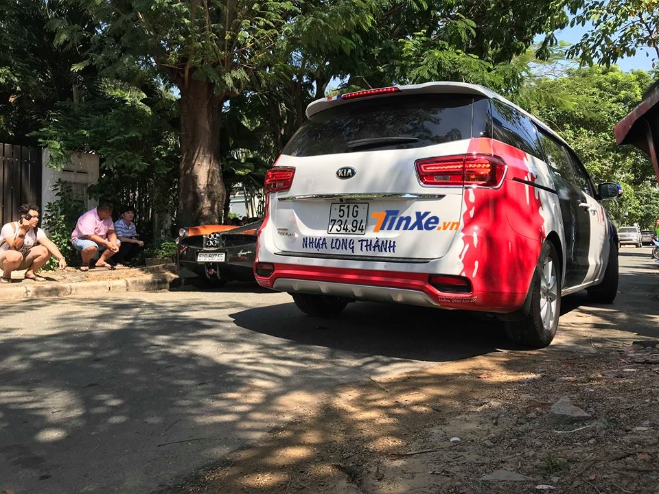 Kia Sedona thế hệ mới và kế bên là siêu xe Pagani Huayra