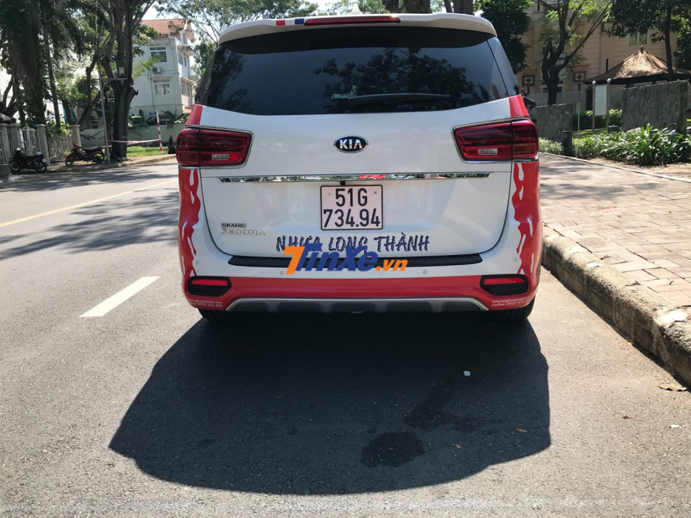 Phía sau xe có thêm một sọc đề-can màu đỏ chạy dài hết cản va sau