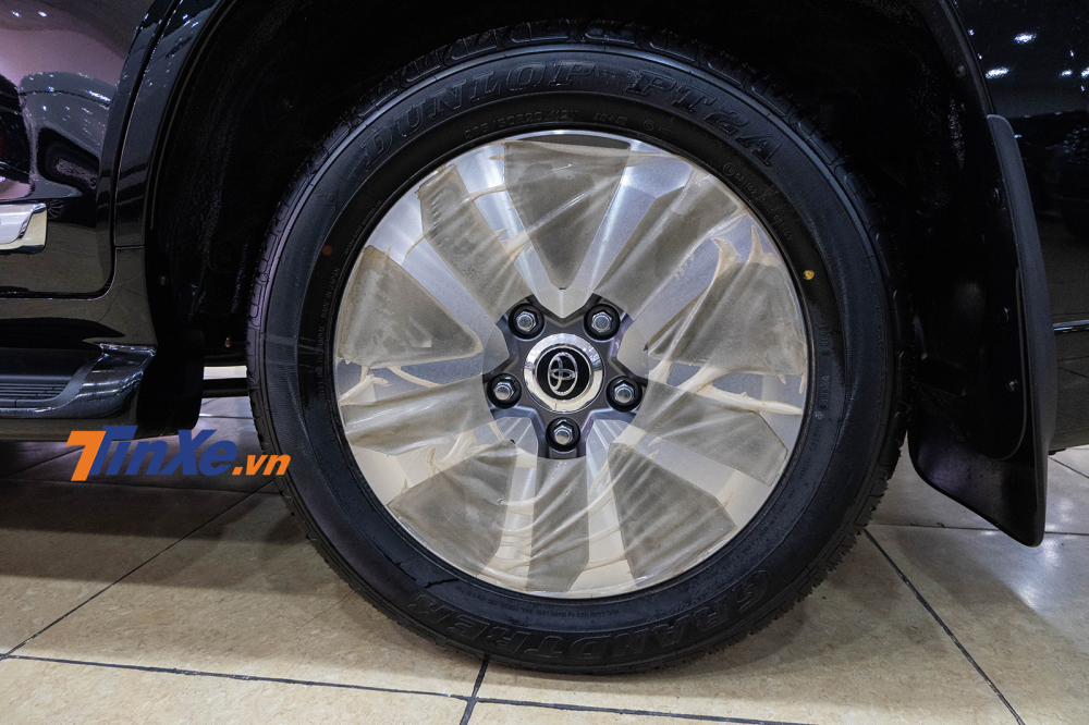 Phía bên dưới là bộ mâm hợp kim 5 chấu kép kích thước 20 inch, trang bị thường xuất hiện trên những mẫu xe hạng sang