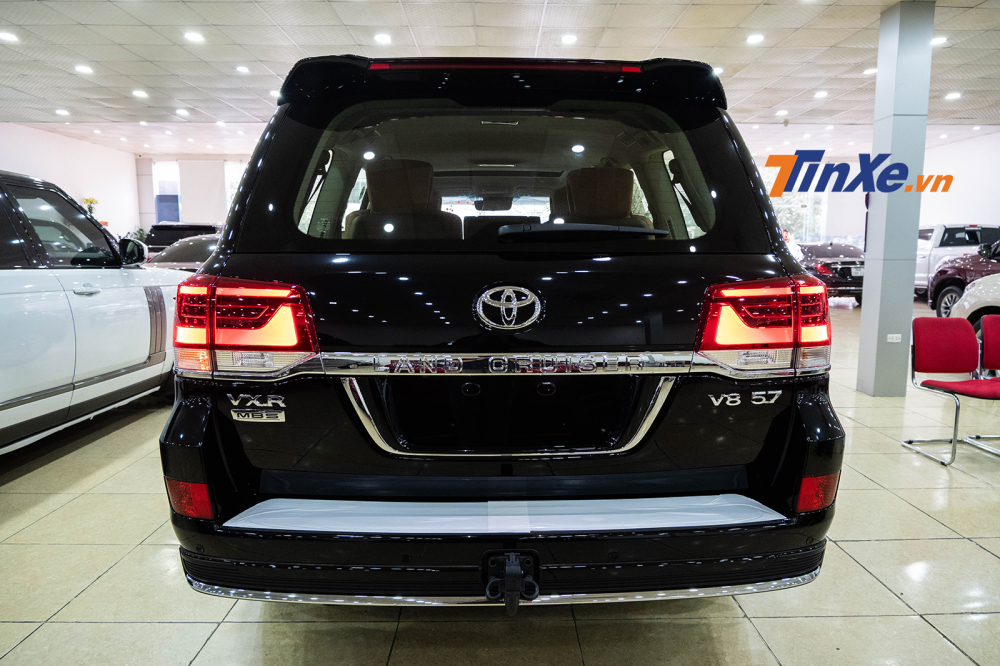 Tổng thể đuôi sau của Land Cruiser VXR khá thô nhưng thành công tạo điểm nhấn cho đường gờ mạ crôm đặt chính giữa dập nổi logo “Land Cruiser” và ngoài ra, logo MBS còn được gắn dưới dòng VXR thể hiện độ chất chơi