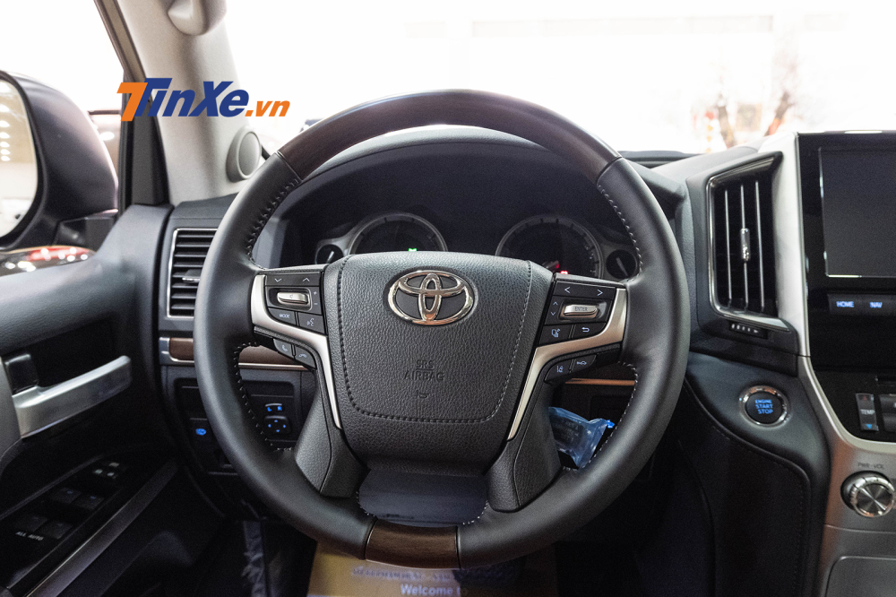 Vô lăng bọc da ốp gỗ tích hợp các phím điều khiển chức năng và đàm thoại rảnh tay