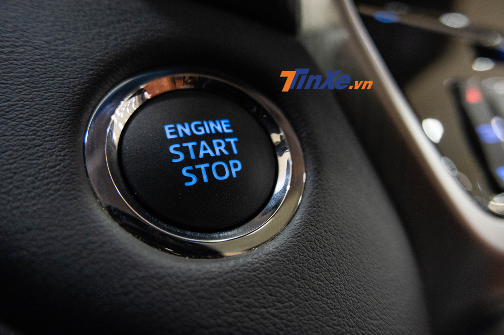 Khởi động nút bấm có viền crôm trang trí cùng đèn hiển thị màu xanh trông đầy hiện đại