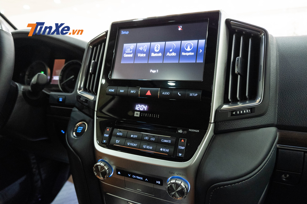 Ở khu vực trung tâm là màn hình giải trí thông tin cùng bảng điều khiển điều hòa tự động 4 vùng đặt trong một trụ kim loại ngăn cách cùng các nút điều khiển âm thanh JBL phía dưới, thiết kế này không chỉ giúp người sử dụng đỡ rối mắt mà còn tăng thêm phần sang trọng, cao cấp