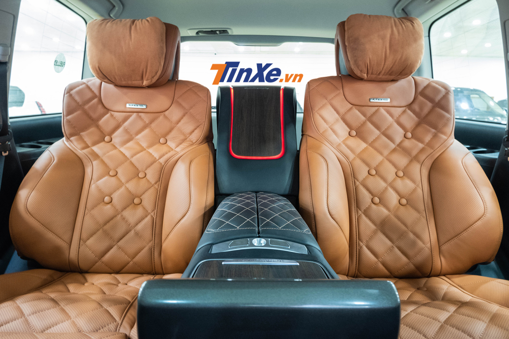 Hàng ghế thứ 2 được MBS độ kèm có thêm trụ ở giữa với nhiều tính năng điều chỉnh trong đó có nút điều khiển ghế phụ phía trước trượt lên xuống tăng thêm không gian để chân vốn đã rộng rãi
