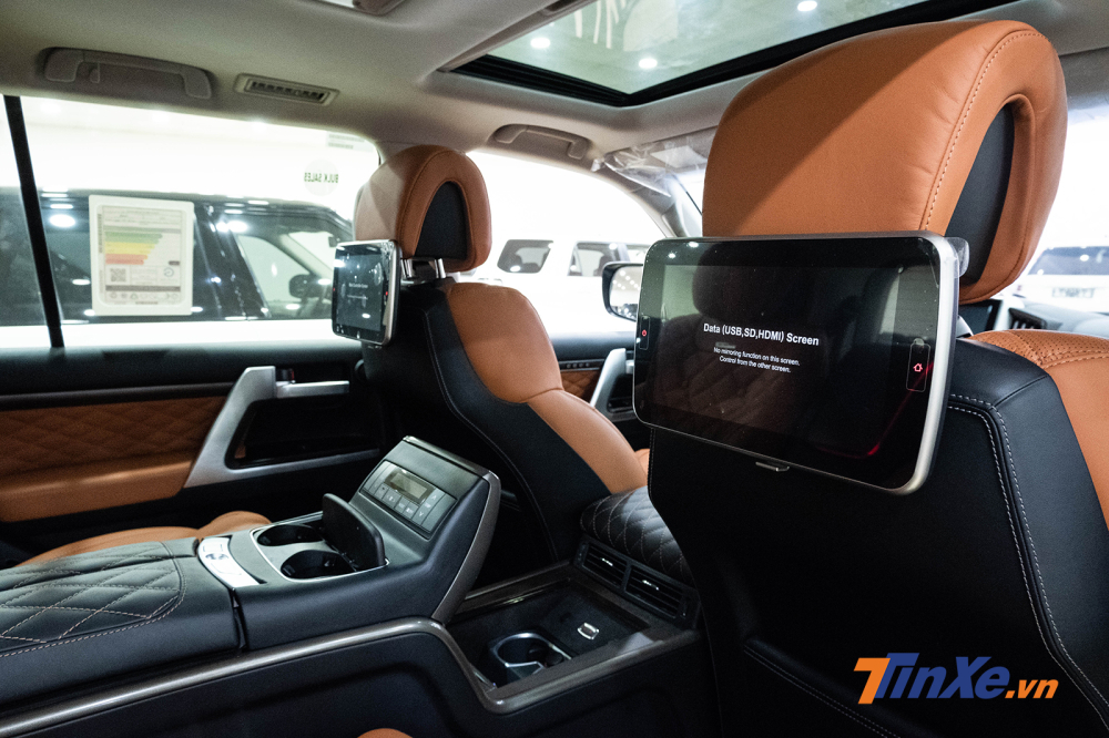 Ngoài ra, MBS còn lắp đặt thêm 2 màn hình LCD 11,6 inch sắc nét phục vụ cho nhu cầu giải trí của hàng ghế thứ 2