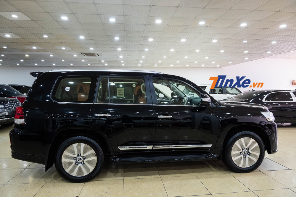 Thân xe hoành tráng đúng chuẩn một mẫu SUV