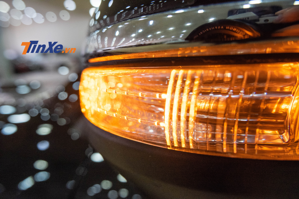 Nhìn kỹ vào bộ phận xi-nhan trên gương chiếu hậu, chúng ta có thể thấy chi tiết này sử dụng 2 hàng bóng đi-ôt siêu nhỏ ở chính giữa, thiết kế này tạo hiệu ứng “loang” ở giữa khi đèn sang, đem lại tính thẩm mỹ khá cao
