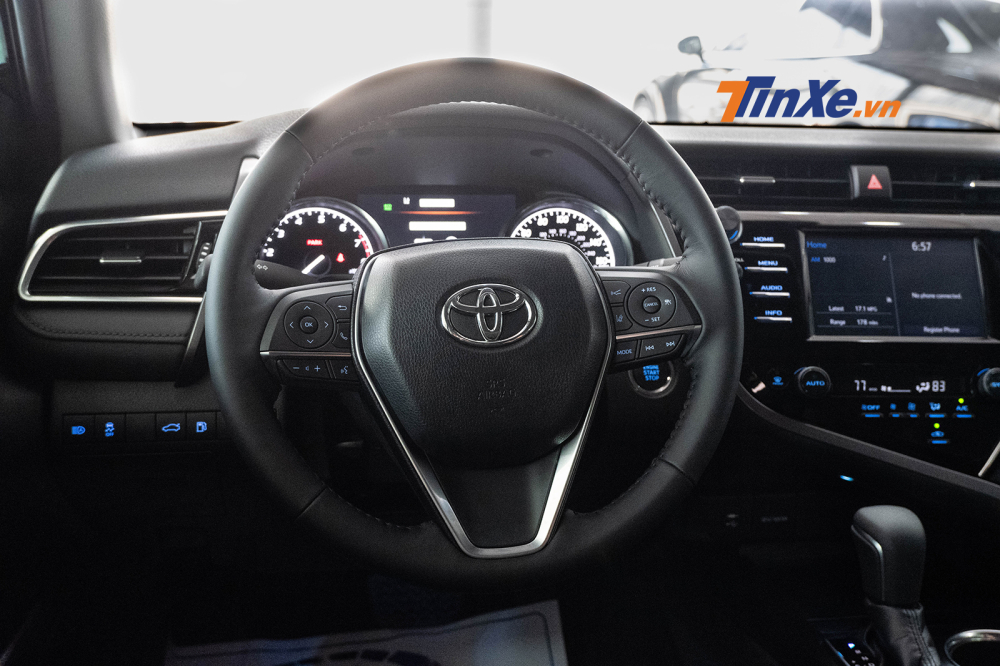 Vô lăng 3 chấu bọc da êm ái tích hợp các phím điều khiển chức năng như âm lượng, đàm thoại rảnh tay