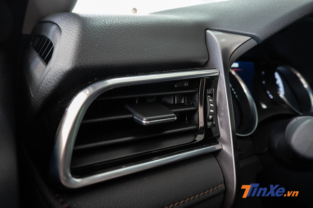 Cửa gió điều hòa hình chữ nhật với những đường nét mềm mại ăn khớp với táp-lô của xe