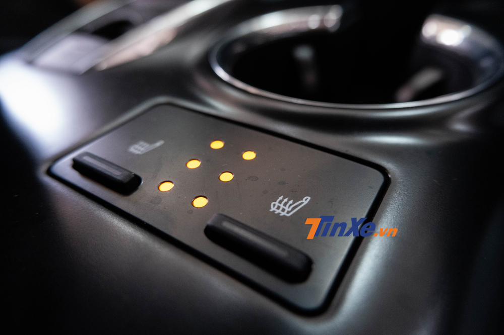 Ngoài ra, là phiên bản nhập khẩu từ Mỹ xe còn được trang bị thêm hệ thống sưởi ấm 3 chế độ cho ghế ngồi