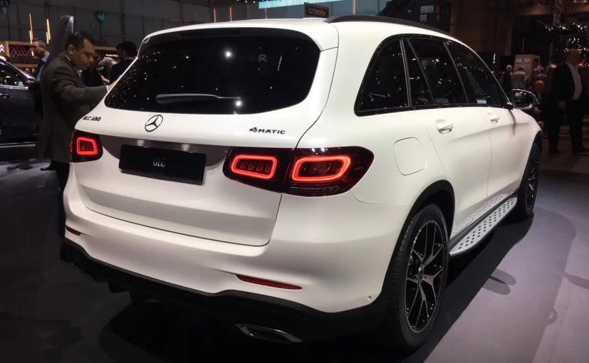 Cản trước, đèn pha, đèn hậu được thiết kế lại Cản trước, đèn pha, đèn hậu được thiết kế lại