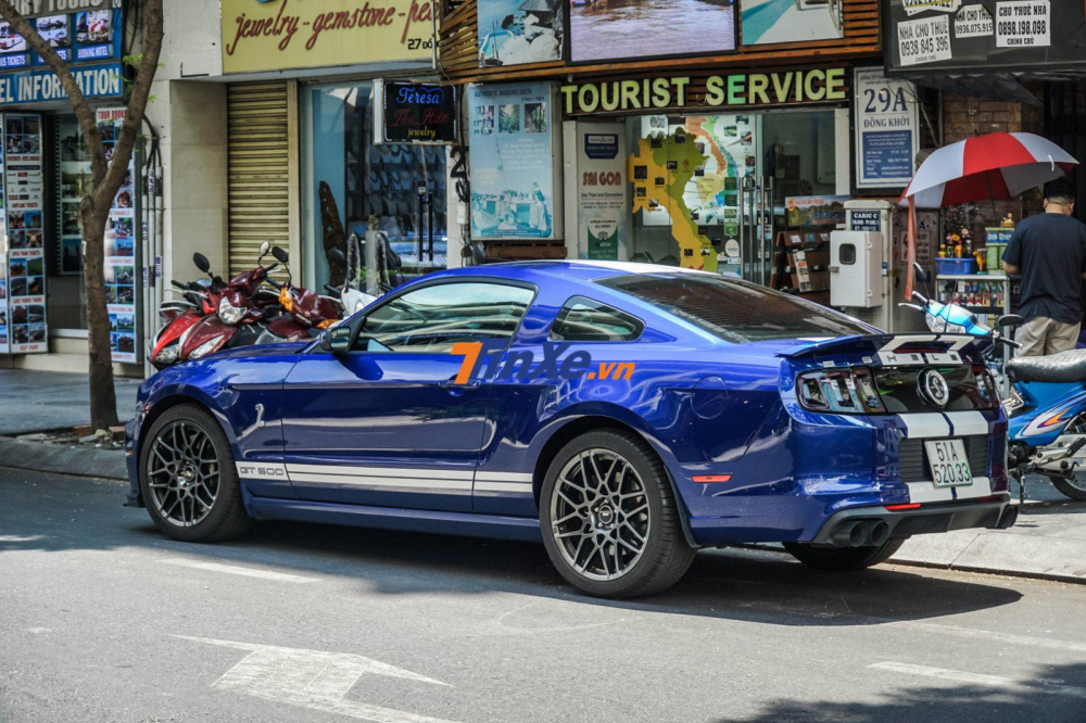 Ford Mustang Shelby GT500 trên đường phố Sài thành