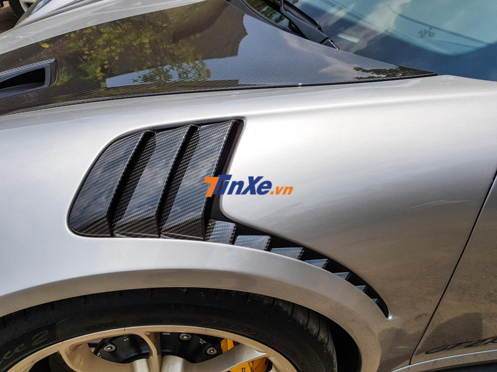 Hốc gió trên chắn bùn bằng sợi carbon Hốc gió trên chắn bùn bằng sợi carbon