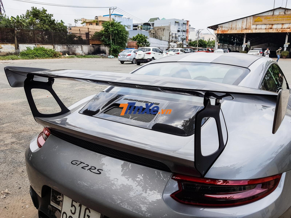 Cánh gió đuôi khổng lồ bằng sợi carbon Cánh gió đuôi khổng lồ bằng sợi carbon