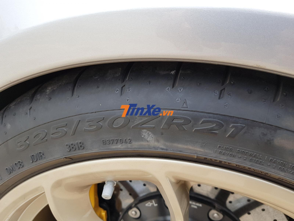 Xe đi kèm lốp có kích thước 325/30 Xe đi kèm lốp có kích thước 325/30