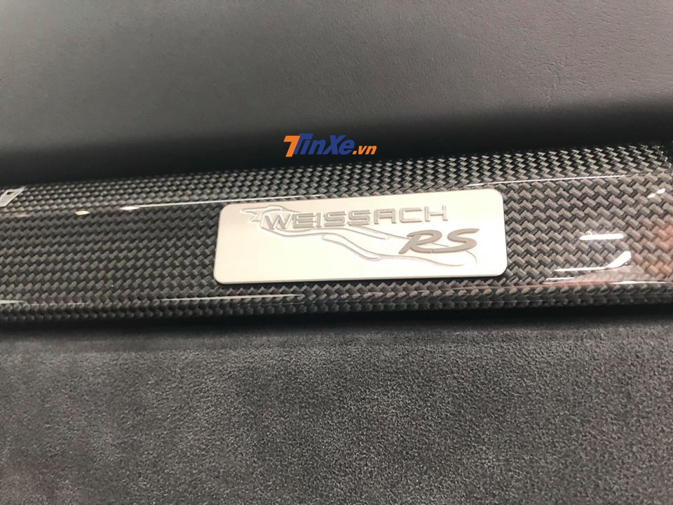 Huy hiệu Weisach RS ở bảng táp-lô của Porsche 911 GT2 RS Weisach độc nhất Việt Nam Huy hiệu Weisach RS ở bảng táp-lô của Porsche 911 GT2 RS Weisach độc nhất Việt Nam