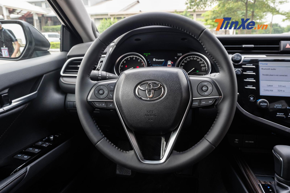 Vô lăng được thiết kế lại, từ 4 chấu chuyển sang 3 chấu, có viền kim loại trang trí thêm phần sang trọng hơn và có tính năng chỉnh điện 4 hướng, nhớ 2 vị trí, đàm thoại rảnh tay