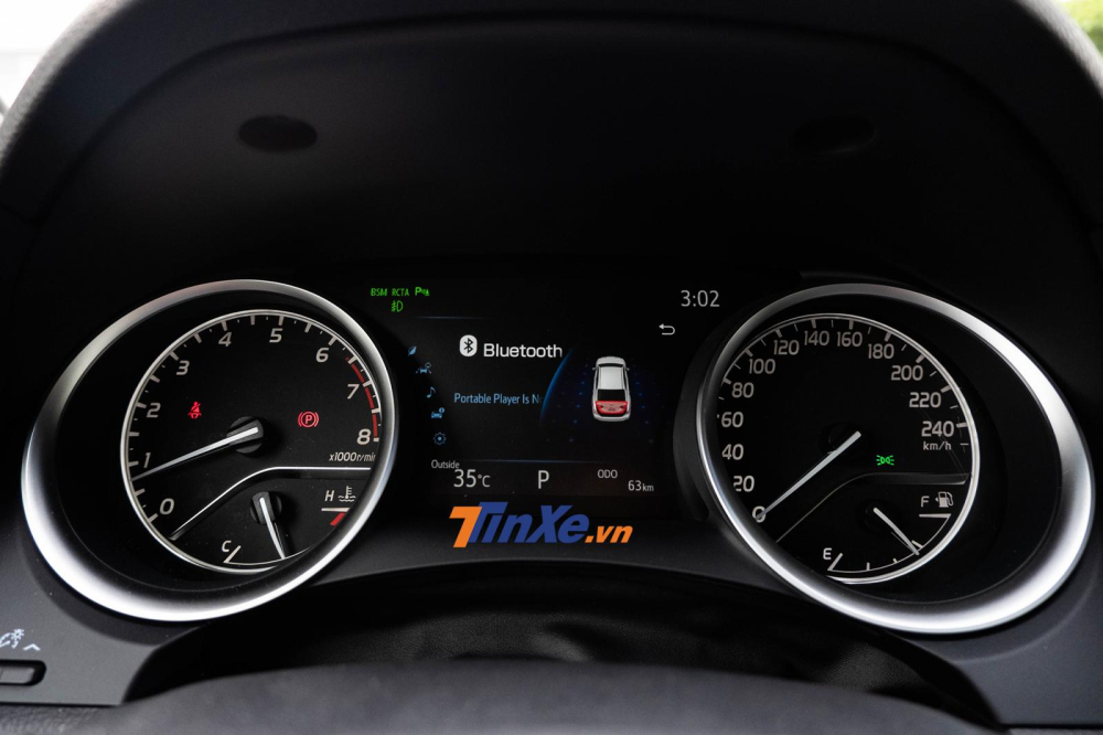 Cụm đồng hồ gồm có 2 đồng hồ tròn kiểu analogue phối hợp với 1 màn hình TFT màu sắc bắt mắt có kích cỡ 7 inch