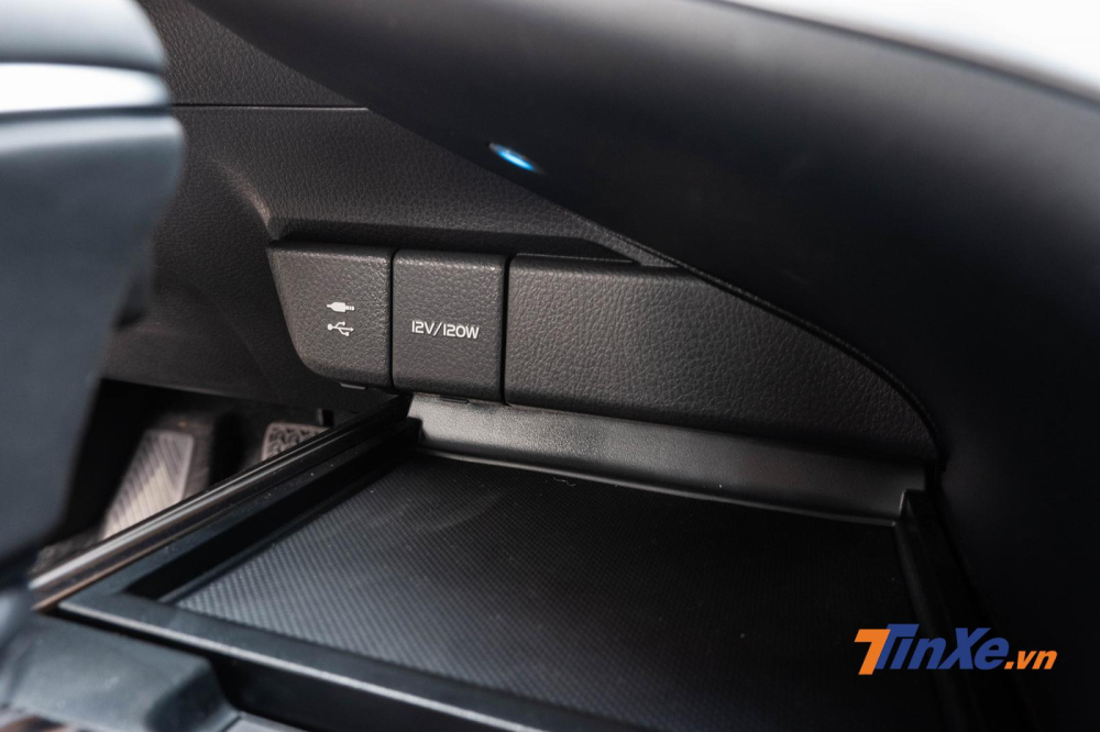 Nằm ở phía trước khu vực cần số là nơi đặt điện thoại cổng sạc cắm điện 12V và cổng USB