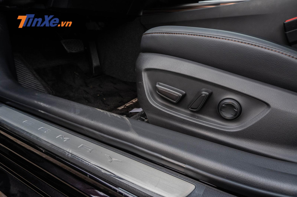 Ghế lái chỉnh điện 10 hướng và nhớ 2 vị trí, bậc lên xuống có dòng chữ Camry