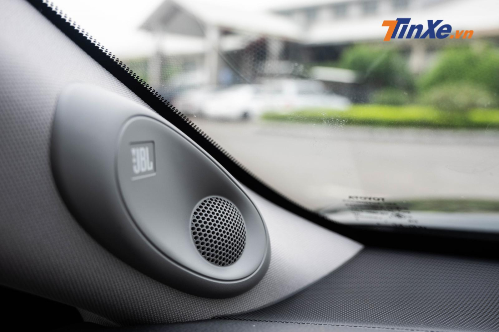Hệ thống giải trí trên bản 2.5Q nổi bật với 9 loa JBL, trong hình là loa gắn ở vị trí cột A