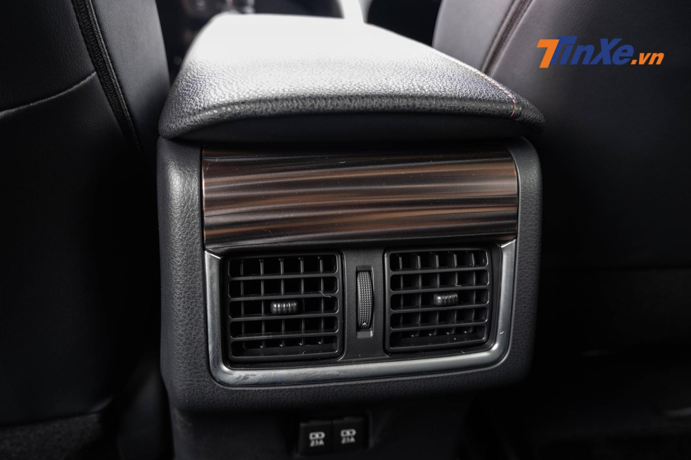 Cửa gió cho hàng ghế sau có viền kim loại và ốp nhựa giả gỗ khá sang trọng