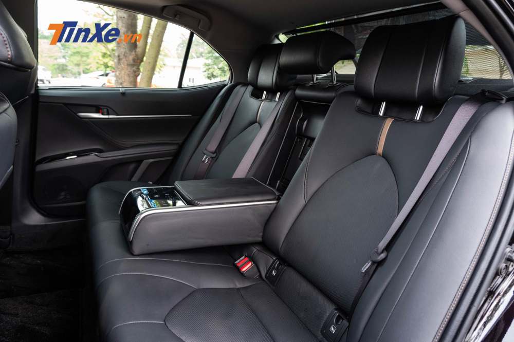 Hàng ghế thứ 2 của Toyota Camry 2019 có không gian để chân khá rộng rãi do chiều dài cơ sở giờ đây là 2.825 mm