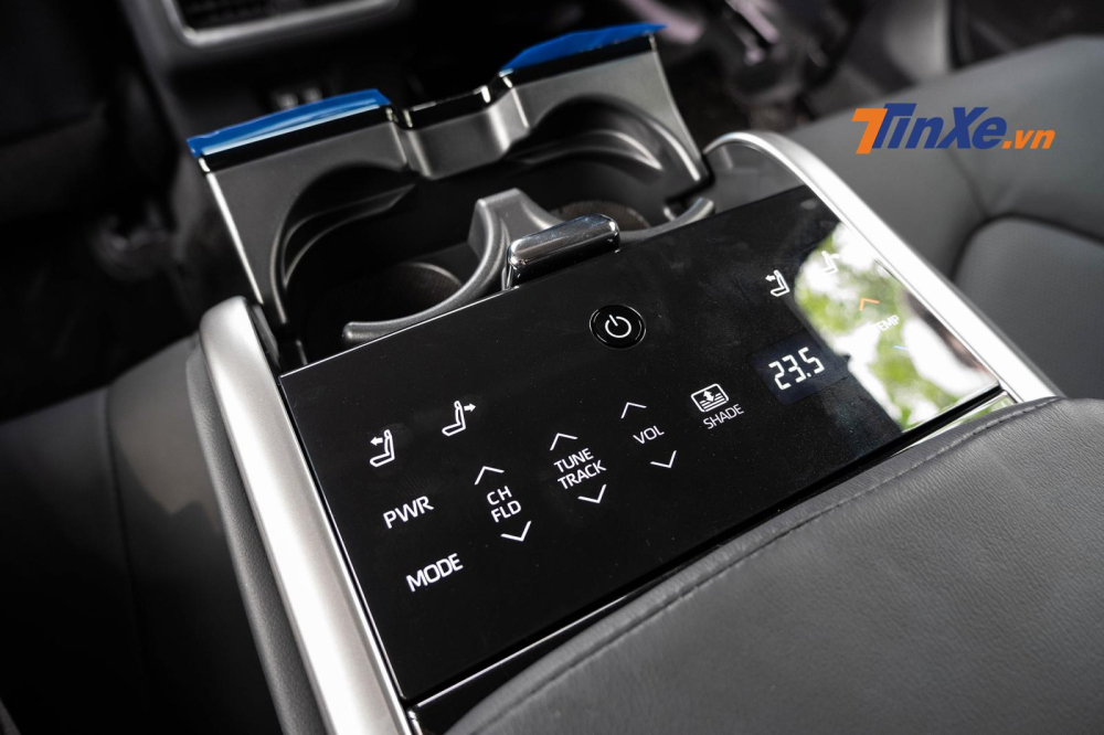 Đặc biệt, ở bệ tì tay cho hàng ghế thứ 2 bên cạnh hộc để cốc còn có một bảng điều khiển cho phép người dùng điều chỉnh ghế sau ngả điện hoặc âm lượng, nhiệt độ điều hòa