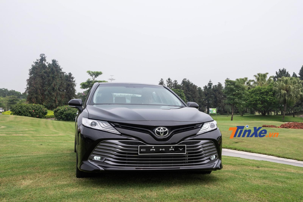 Toyota Camry 2019 gây ấn tượng với phần đầu xe dữ dằn, thể thao hơn