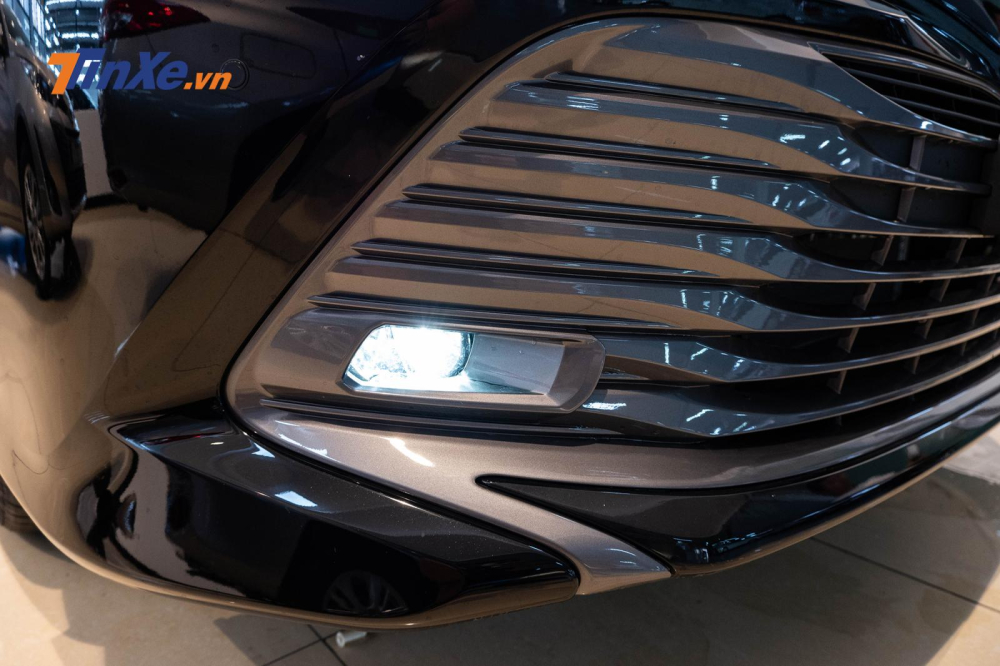 Đèn sương mù dạng LED vẫn được đặt trong lưới tản nhiệt