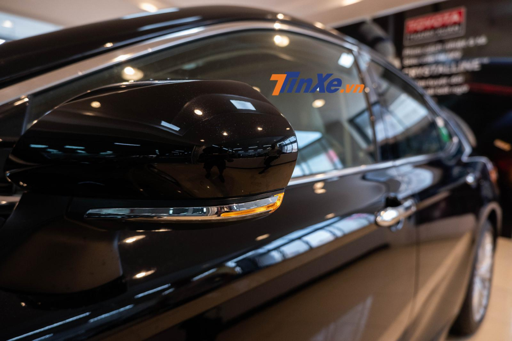 Gương chiếu hậu tích hợp đèn báo rẽ trên phiên bản 2.5Q ngoài chỉnh, gập điện ra còn nổi bật hơn bản 2.0G với chức năng nhớ 2 vị trí và tự động điều chỉnh mặt gương khi lùi