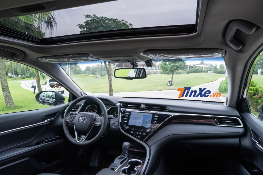 Tổng thể nội thất trên 2 phiên bản đều bọc da nhưng bản 2.5Q có thêm cửa sổ trời