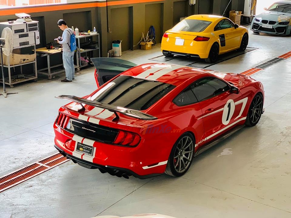 Và kéo dài đến hết đuôi xe