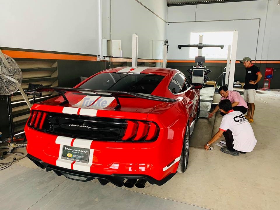Đây cũng là chiếc xe độ chính hãng Hennessey Performance đầu tiên tại Việt Nam