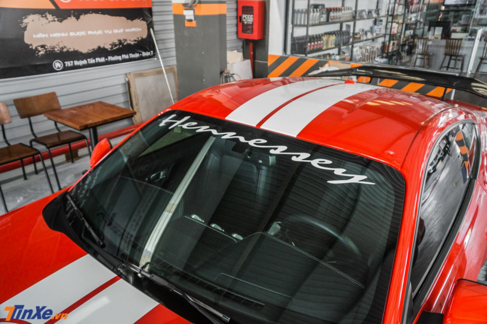 Tên nhà độ Hennessey trên kính chắn gió phía trước được hoàn thành màu trắng