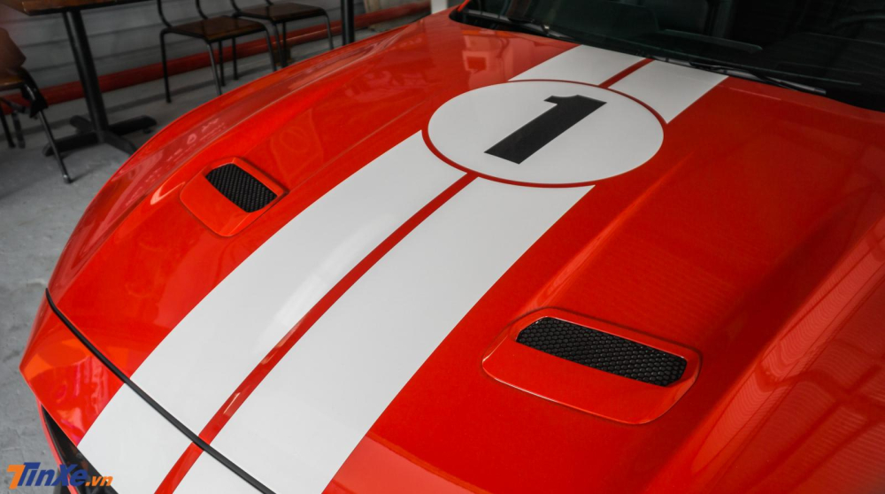 Ngoài ra còn có con số 1 ở trên nắp capô