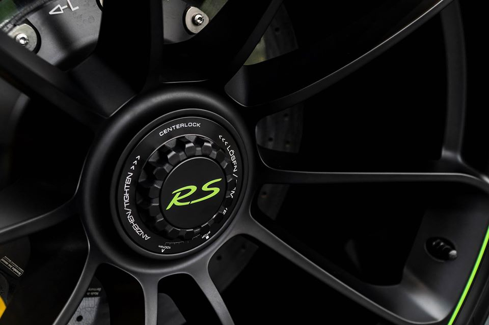 Bộ mâm và phanh carbon trên chiếc Porsche 911 GT3 RS này có giá 786 triệu đồng Bộ mâm và phanh carbon trên chiếc Porsche 911 GT3 RS này có giá 786 triệu đồng