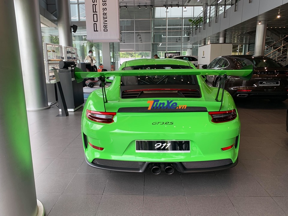 Vẻ đẹp siêu xe Porsche 911 GT3 RS đời 2019 thứ 3 tại Việt Nam nhìn từ phía sau Vẻ đẹp siêu xe Porsche 911 GT3 RS đời 2019 thứ 3 tại Việt Nam nhìn từ phía sau