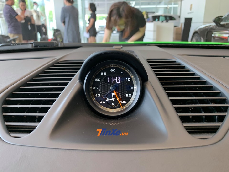 Bảng đồng hồ anolog này có khả năng bấm giờ hoàn thành một vòng đua Bảng đồng hồ anolog này có khả năng bấm giờ hoàn thành một vòng đua