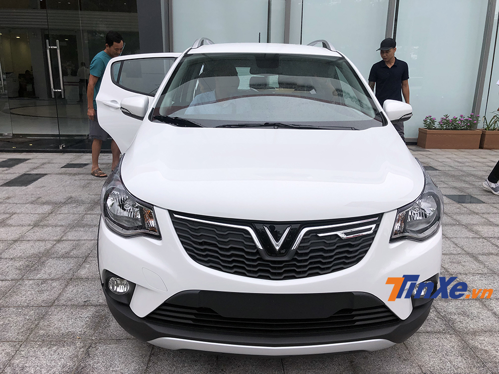 Phần đầu xe nổi bật với lưới tản nhiệt cỡ lớn cùng logo VinFast mạ crome khá bắt mắt. Phần đầu xe nổi bật với lưới tản nhiệt cỡ lớn cùng logo VinFast mạ crome khá bắt mắt.