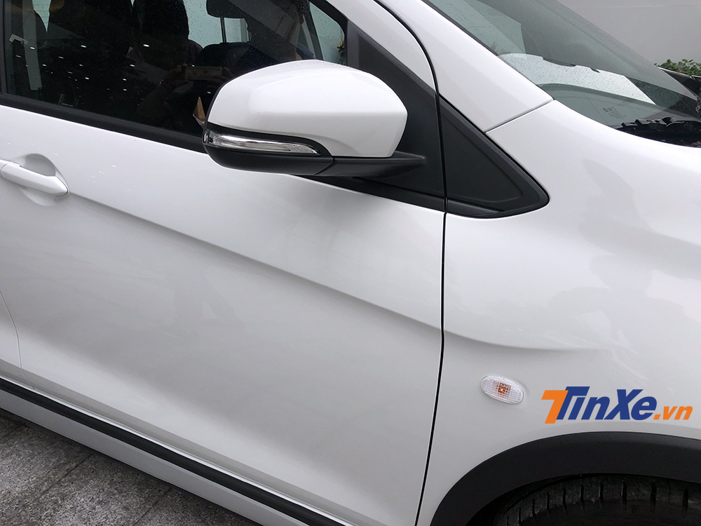 VinFast Fadil được trang bị gương chiếu hậu điều khiển điện tích hợp đèn xi-nhan báo rẽ. VinFast Fadil được trang bị gương chiếu hậu điều khiển điện tích hợp đèn xi-nhan báo rẽ.